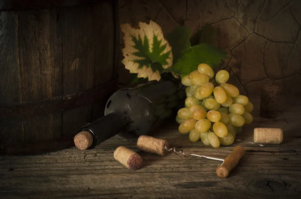 Rött vin flaska och kvalité tunnan, vingård på bakgrund — Stockfoto