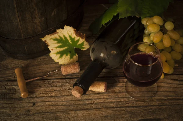 Botella de vino tinto y barril de wodden, viñedo sobre fondo —  Fotos de Stock