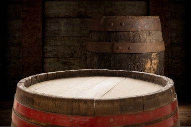 Yeşil ekranın tepesinde desenli ahşap yüzey, kahraman çekimi için merkezli bileşim, çıtır ışık ve kopya için boş alan