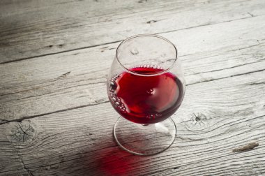 Beyaz şarap cam ve ahşap arka plan üzerinde üzüm demet