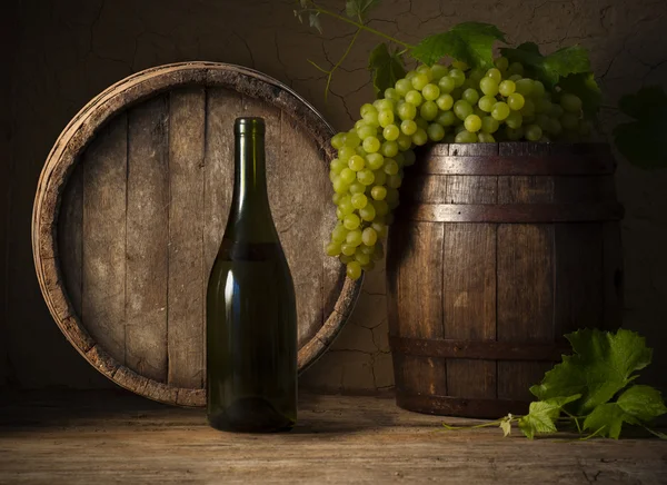 Copa de vino blanco y racimo de uvas sobre fondo de madera —  Fotos de Stock