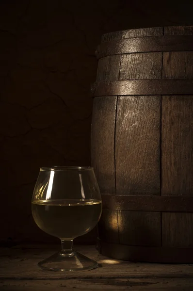 Ποτήρι λευκό κρασί και τσαμπί σταφύλια σε φόντο του ξύλου — Φωτογραφία Αρχείου