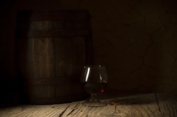 Glass white wine and bunch grapes on background of wooden — Stock Photo, Image