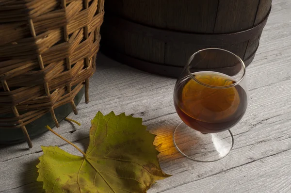 Glas vitt vin och gäng druvor på bakgrund av trä — Stockfoto