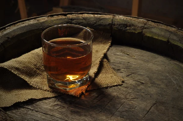 Glas vitt vin och gäng druvor på bakgrund av trä — Stockfoto