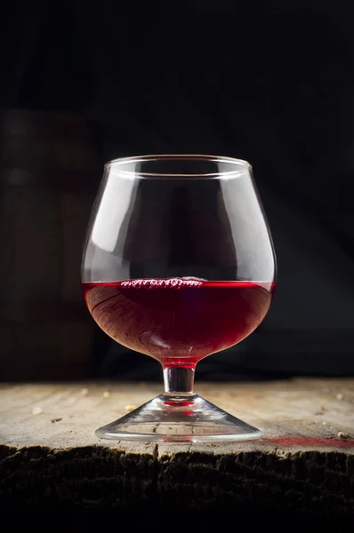 Vinho branco de vidro e uvas de ramo no fundo de madeira — Fotografia de Stock