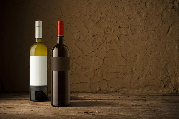 Bodegón con botellas de vino, vasos y barricas de roble . — Foto de Stock