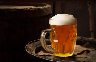 Natürmort: bira eski ahşap PIN