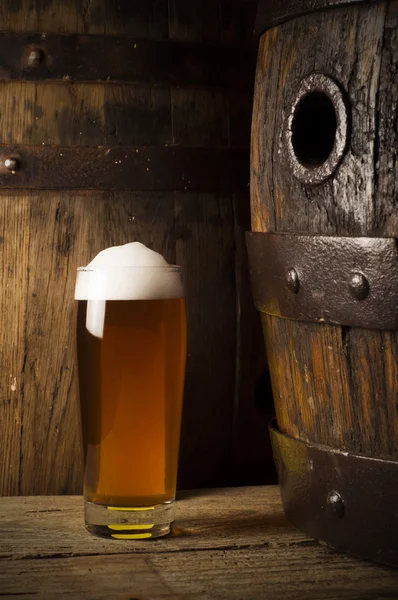 Natureza morta: velho alfinete de madeira de cerveja — Fotografia de Stock