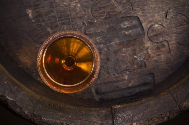 Gözlük eski varil ile Bodrum içinde brendi