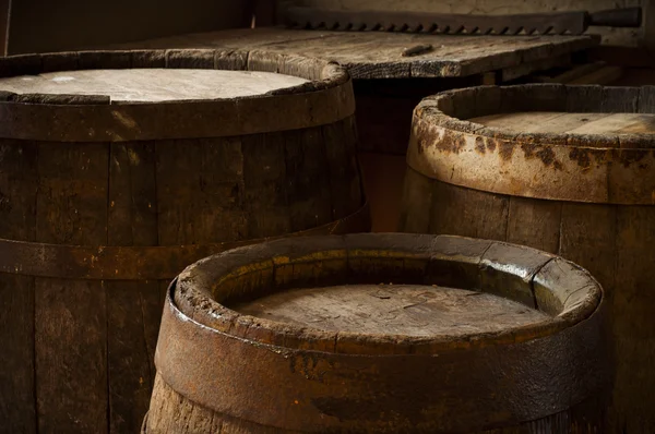 Бочка для вина и пива в подвале — стоковое фото