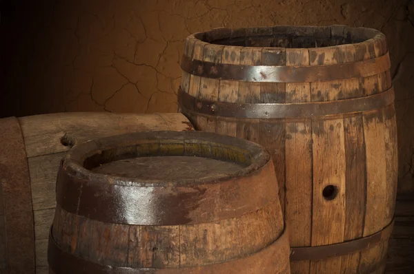 Hordó bor és a sör, az alagsorban — Stock Fotó