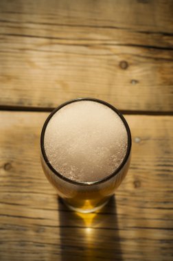Bira varil ile cam masa ahşap arka plan üzerinde