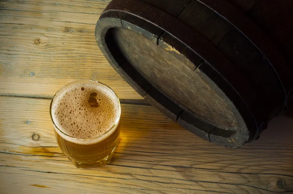 Barril de cerveza con vidrio sobre fondo de madera de mesa — Foto de Stock