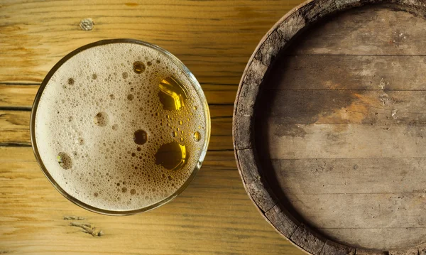 Bierfass mit Glas auf Tisch Holzhintergrund — Stockfoto