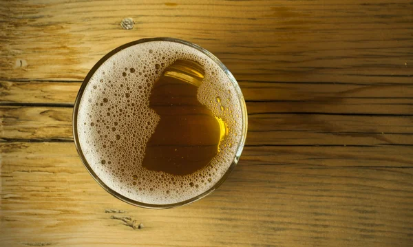 Biervat met glas op houten tabelachtergrond — Stockfoto