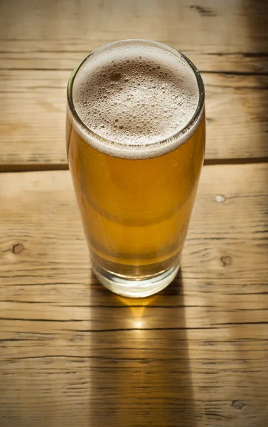 Barril de cerveja com vidro na mesa fundo de madeira — Fotografia de Stock