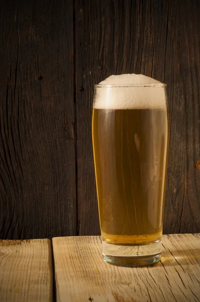 Bierfass mit Glas auf Tisch Holzhintergrund — Stockfoto