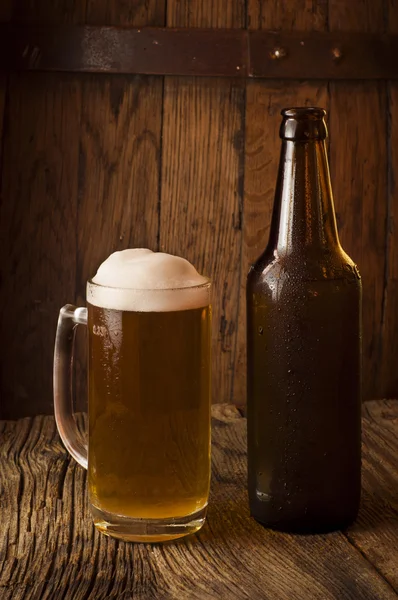 Bierfass mit Glas auf Tisch Holzhintergrund — Stockfoto