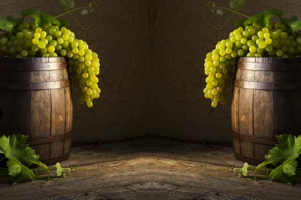 Натюрморт вина с деревянной бочкой — стоковое фото