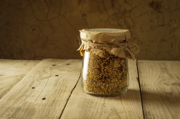 Sarang madu pada bingkai dengan madu segar — Stok Foto