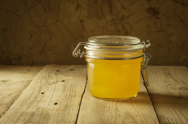 Honungskaka på ram med färsk honung — Stockfoto