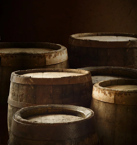 Stillleben mit einem Fass Bier und Hopfen. — Stockfoto