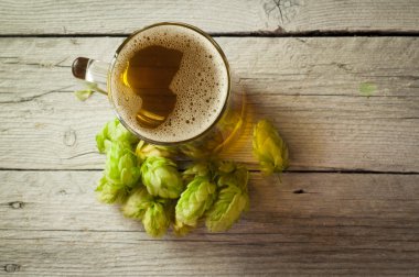 bira cam gurme hamburger ile içine dökülür varlık