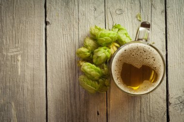 bira cam gurme hamburger ile içine dökülür varlık