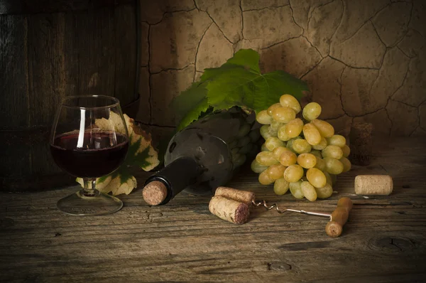 Botella de vino con barril y corcho —  Fotos de Stock