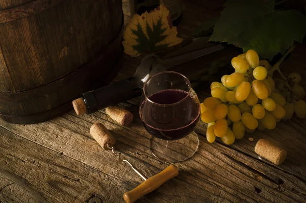 Botella de vino con barril y corcho —  Fotos de Stock