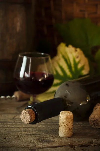 Botella de vino con barril y corcho —  Fotos de Stock