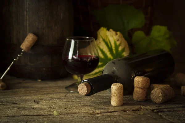 Vinflaska med fat och korkar — Stockfoto