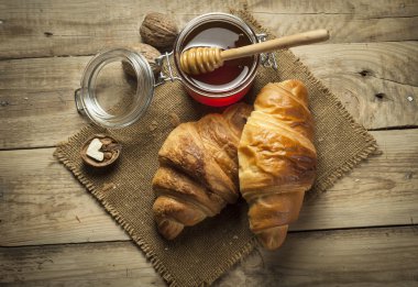 kruvasan rustik tarzda bal ile