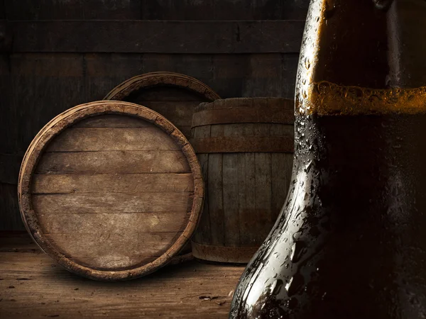 Barril de cerveja com copos de cerveja em uma mesa de madeira . — Fotografia de Stock