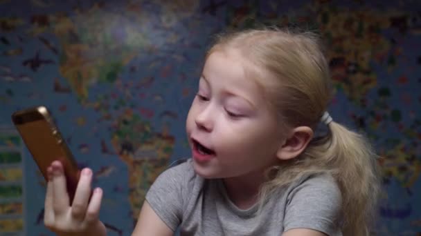 Niña blanca hablando por teléfono por videollamada — Vídeos de Stock