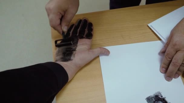 A man is being fingerprinted. Taking fingerprints from suspect. Closeup — Stock Video