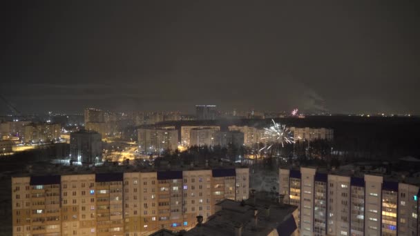 Kembang api yang menghadap kota Chelyabinsk pada malam hari pada tahun baru — Stok Video