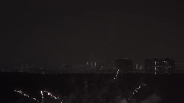 Kembang api yang menghadap kota Chelyabinsk pada malam hari pada tahun baru — Stok Video