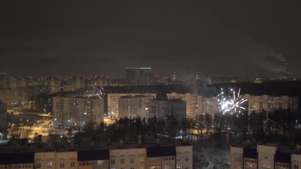 在新年的夜晚俯瞰车里雅宾斯克全市风景的烟火 — 图库视频影像