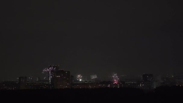 在新年的夜晚俯瞰车里雅宾斯克全市风景的烟火 — 图库视频影像