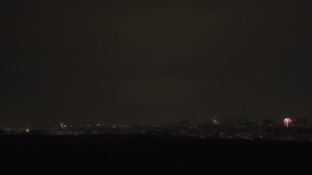 Kembang api yang menghadap kota Chelyabinsk pada malam hari pada tahun baru — Stok Video