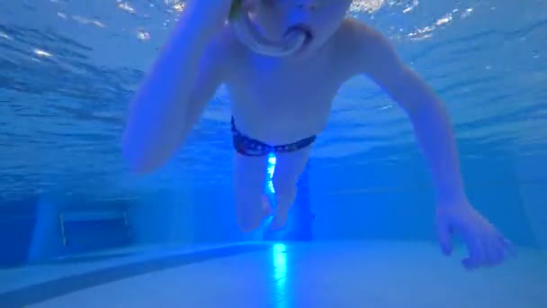 Bambino in maschera nuoto nuotare sott'acqua in piscina in una sorgente termale all'aperto in inverno — Video Stock