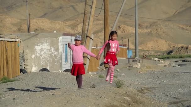 Ulaanbaatar Mongolië, 30 juni 2019: Mongoolse meisjes lopen door het dorp hand in hand — Stockvideo