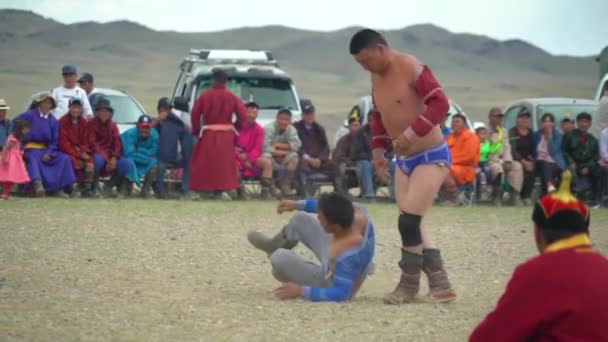 Ulaanbaatar Mongolië, 29 juni 2019: worstelaars in nationale kostuums tijdens de vakantie — Stockvideo