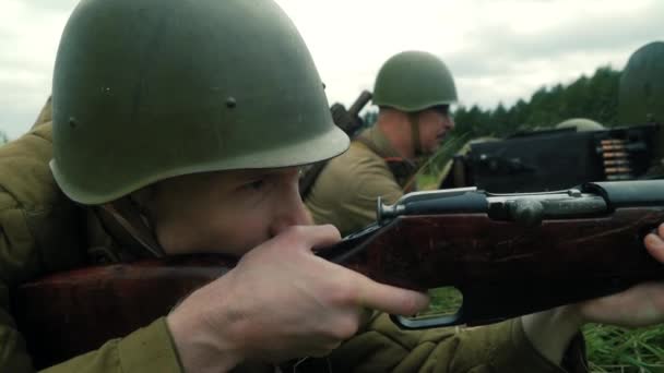 Czelabińsk. Rosja, 25.08.2020: odbudowa historyczna, bitwa o II wojnę światową. Żołnierze czerwonej armii leżą w schronie z bronią w ręku. — Wideo stockowe