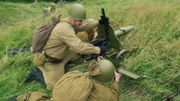 Történelmi újjáépítés, második világháborús csata, a Vörös Hadsereg offenzívája a Wehrmacht német katonái ellen — Stock videók