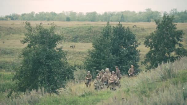 Τσέλιαμπινσκ. Ρωσία, Αύγουστος 25,2020: ιστορική ανασυγκρότηση, μάχη του Β 'Παγκοσμίου Πολέμου. Στρατιώτες του Κόκκινου Στρατού διασχίζουν το πεδίο με όπλα. — Αρχείο Βίντεο