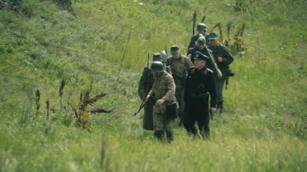 Chelyabinsk. Rússia, 25 de agosto de 2020: reconstrução histórica, batalha da Segunda Guerra Mundial. Soldados alemães da Wehrmacht marcham pelo campo de uniforme completo com armas — Vídeo de Stock