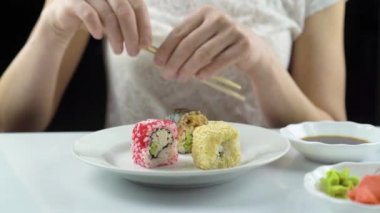 Kızlar suşi rulolarını çubuklarla yer, Philadelphia, California